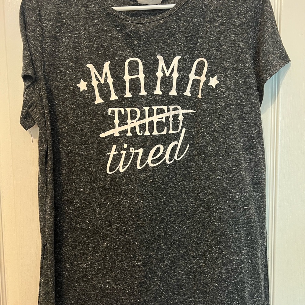 Gray Graphic Tee with 'Mama Tired' Print size XL